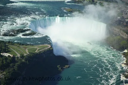 Le chute de Niagara en forme de fer à cheval, vue depuis l'hélicoptère