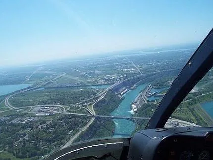 L'intérieur d'un hélicoptère qui survole Niagara