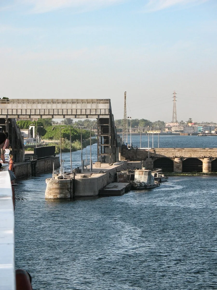 Le passage d'une écluse sur le Nil
