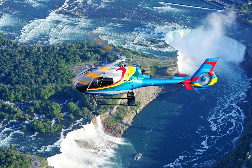 Hélicoptère au-dessus des chutes du Niagara