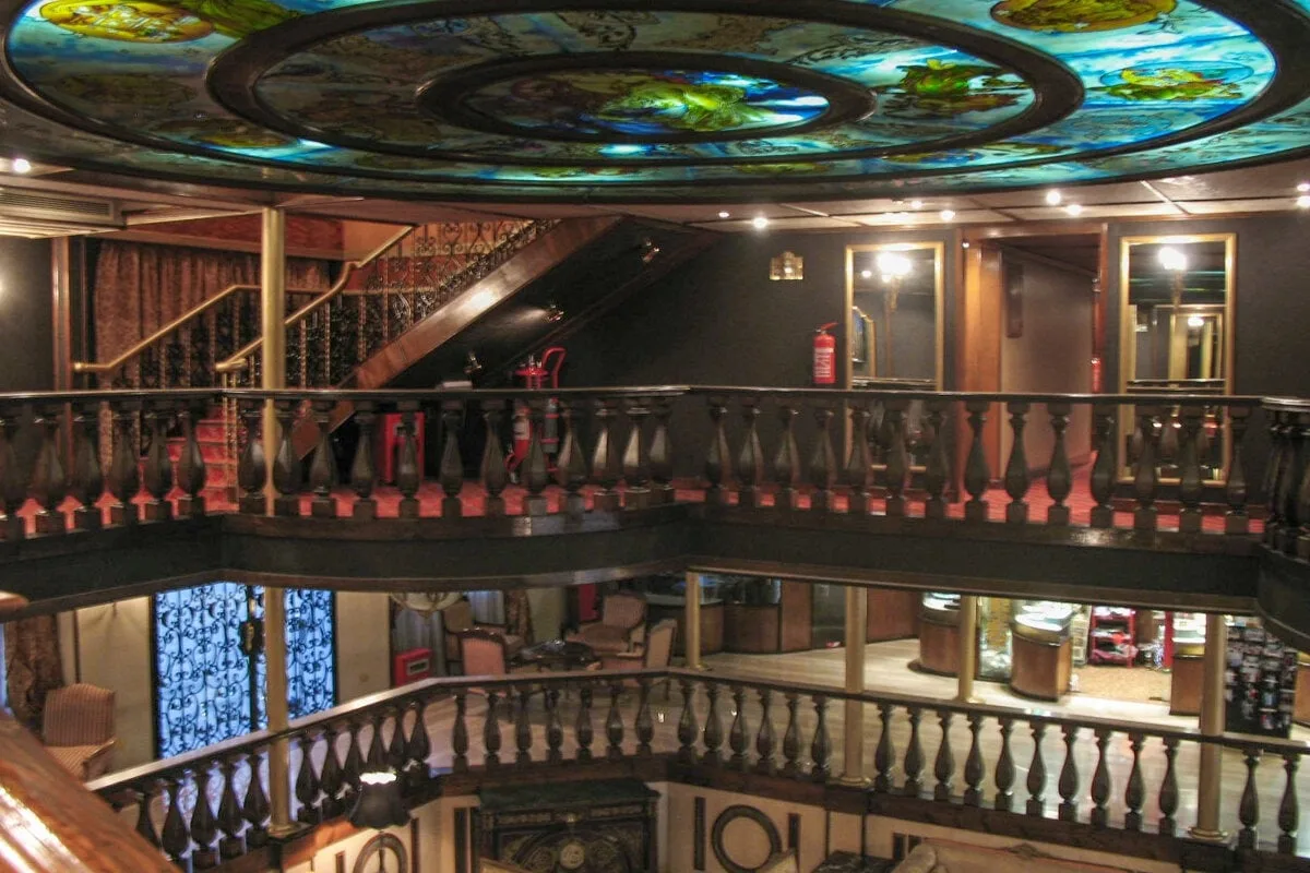 Intérieur d'un bateau de croisière, dans le hall
