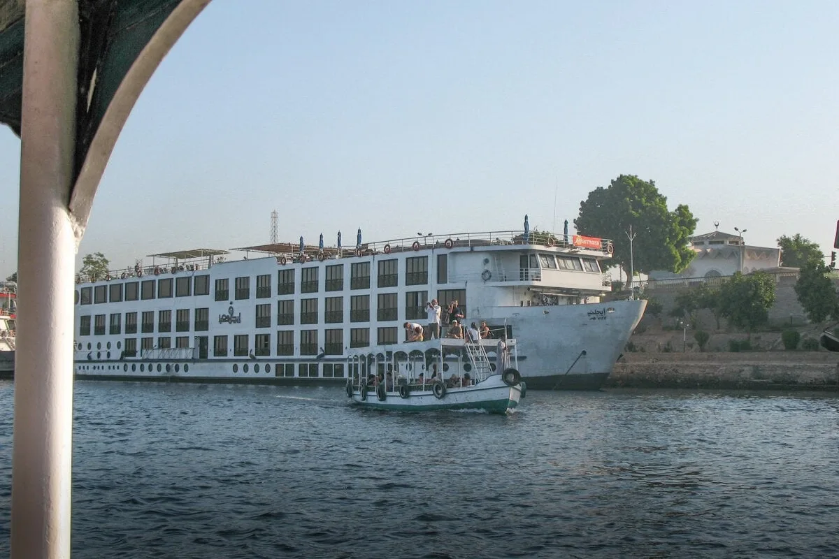 Bateau de croisière sur le fleuve