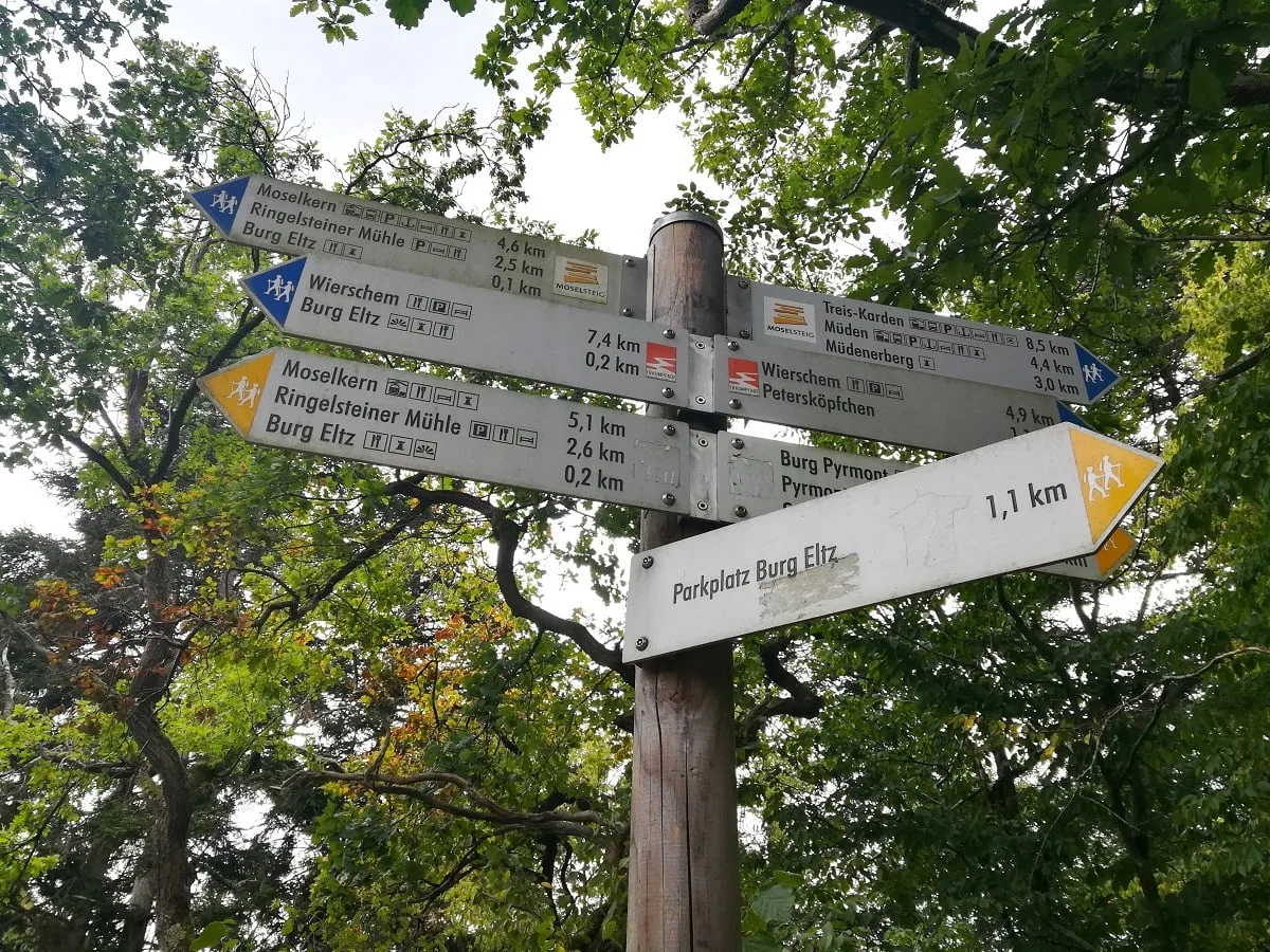 Panneaux des randonnées au château de Eltz
