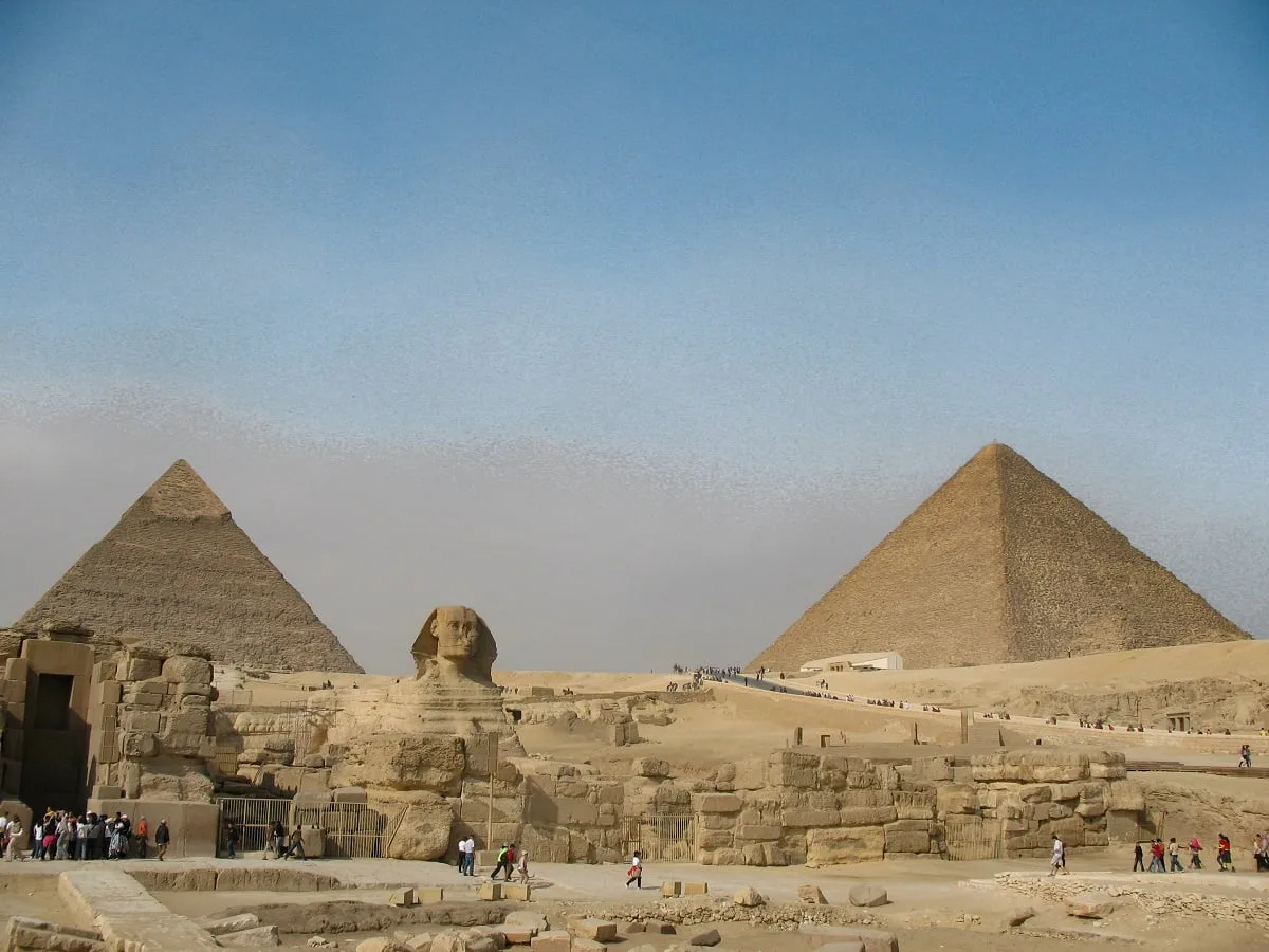 Le plateau de Gyzeh avec le Sphinx et deux pyramides