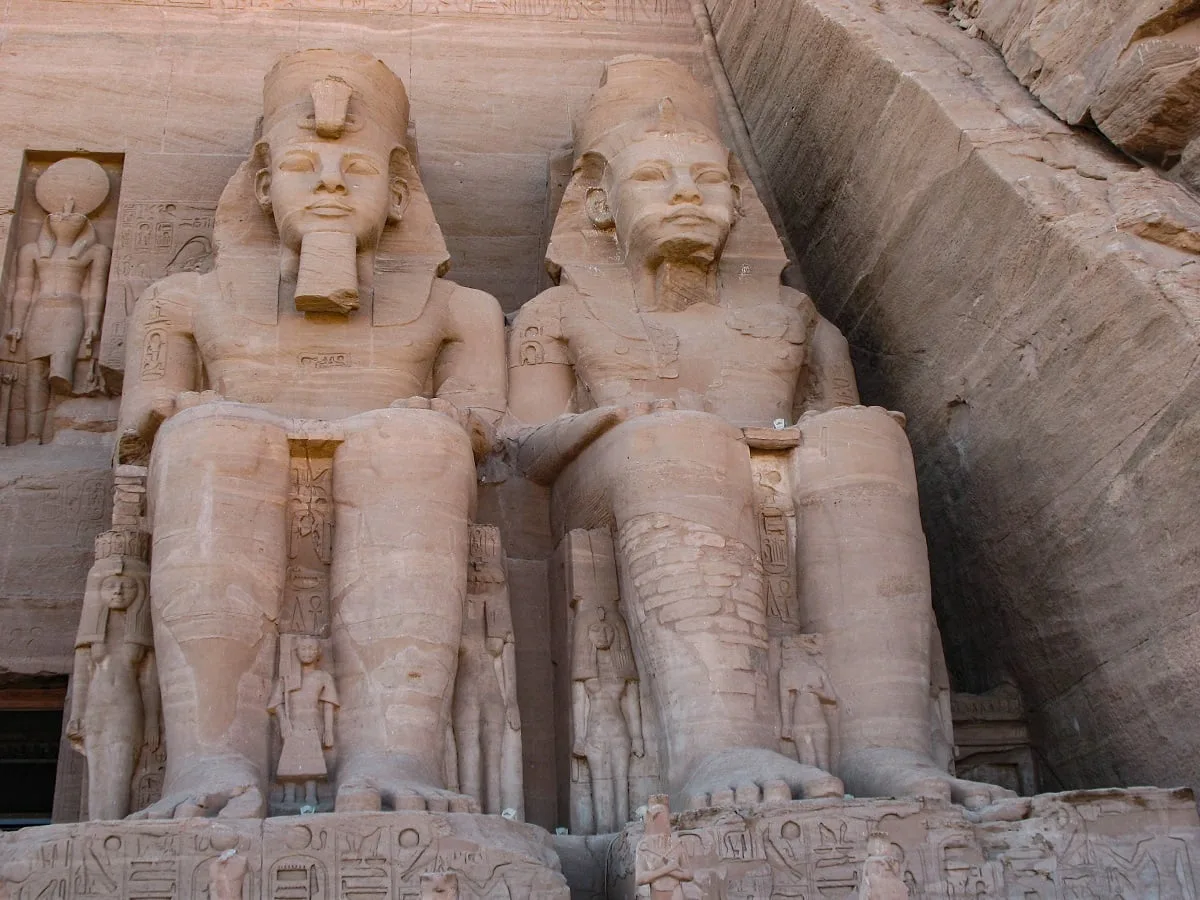 Statues de l'un des temples d'Abou Simbel