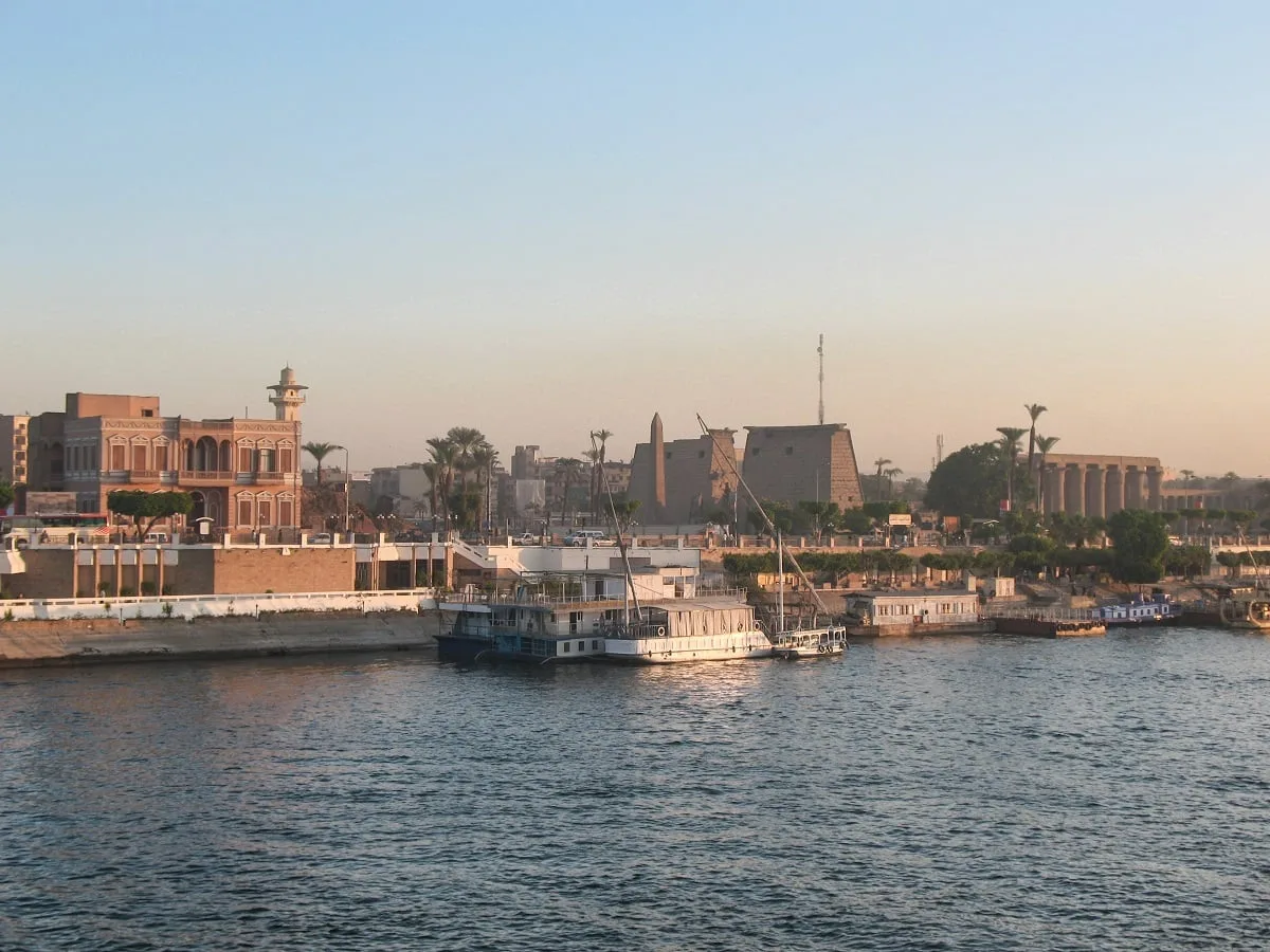 Le temple de Louxor vu depuis le bateau, avec le fleuve au premier plan