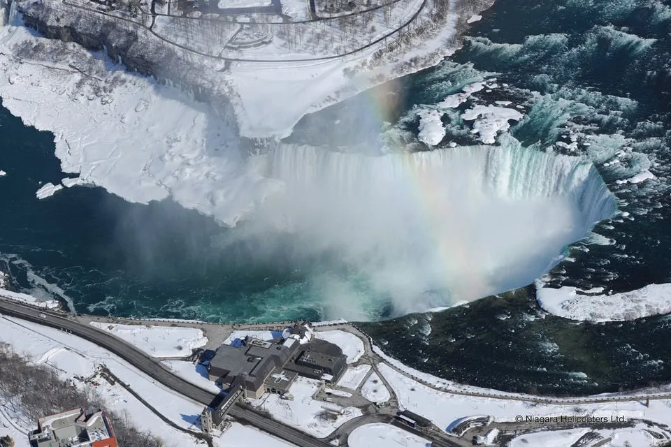 Chutes de Niagara l'hiver vues du ciel