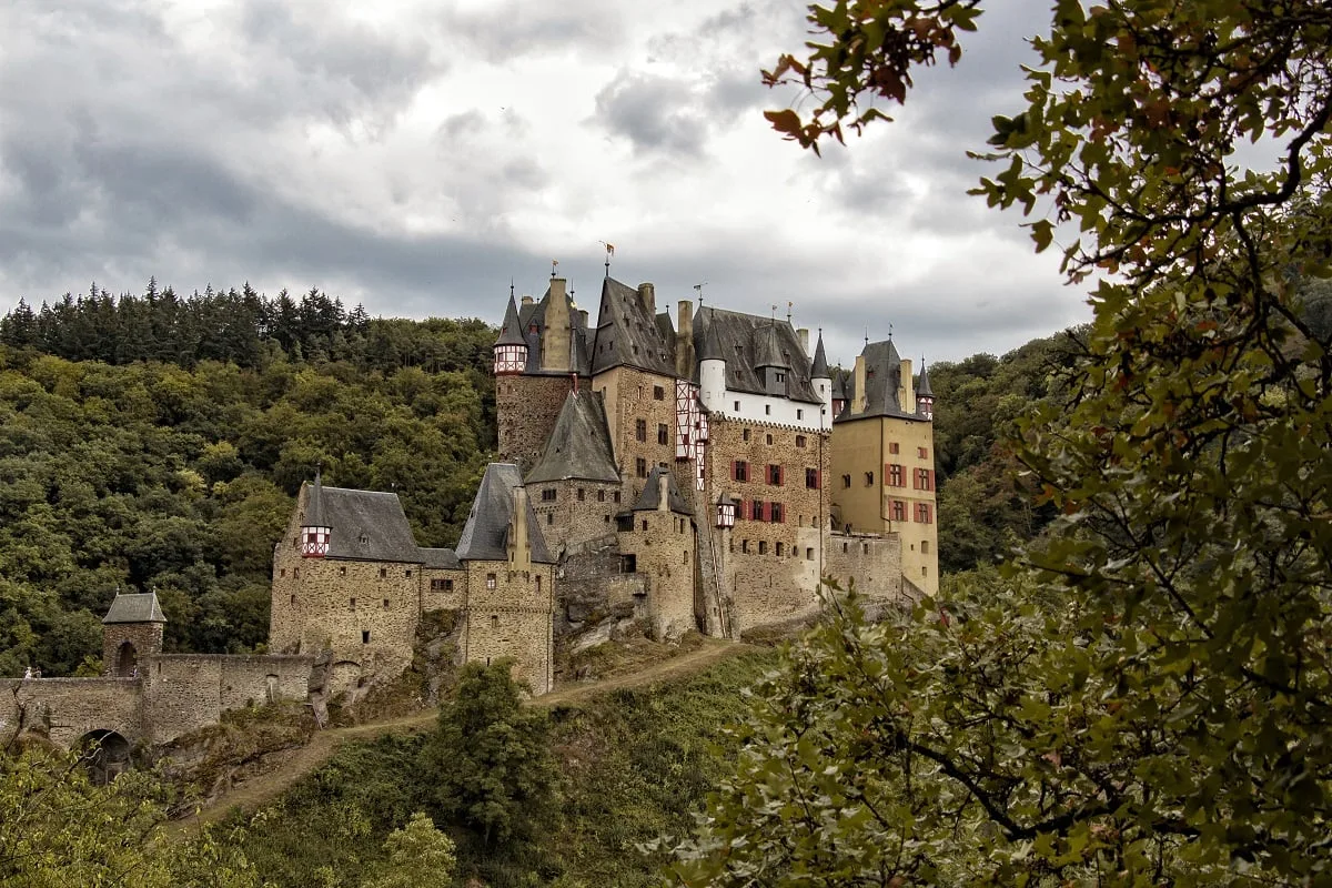 Vue sur le château de Eltz depuis le chemin
