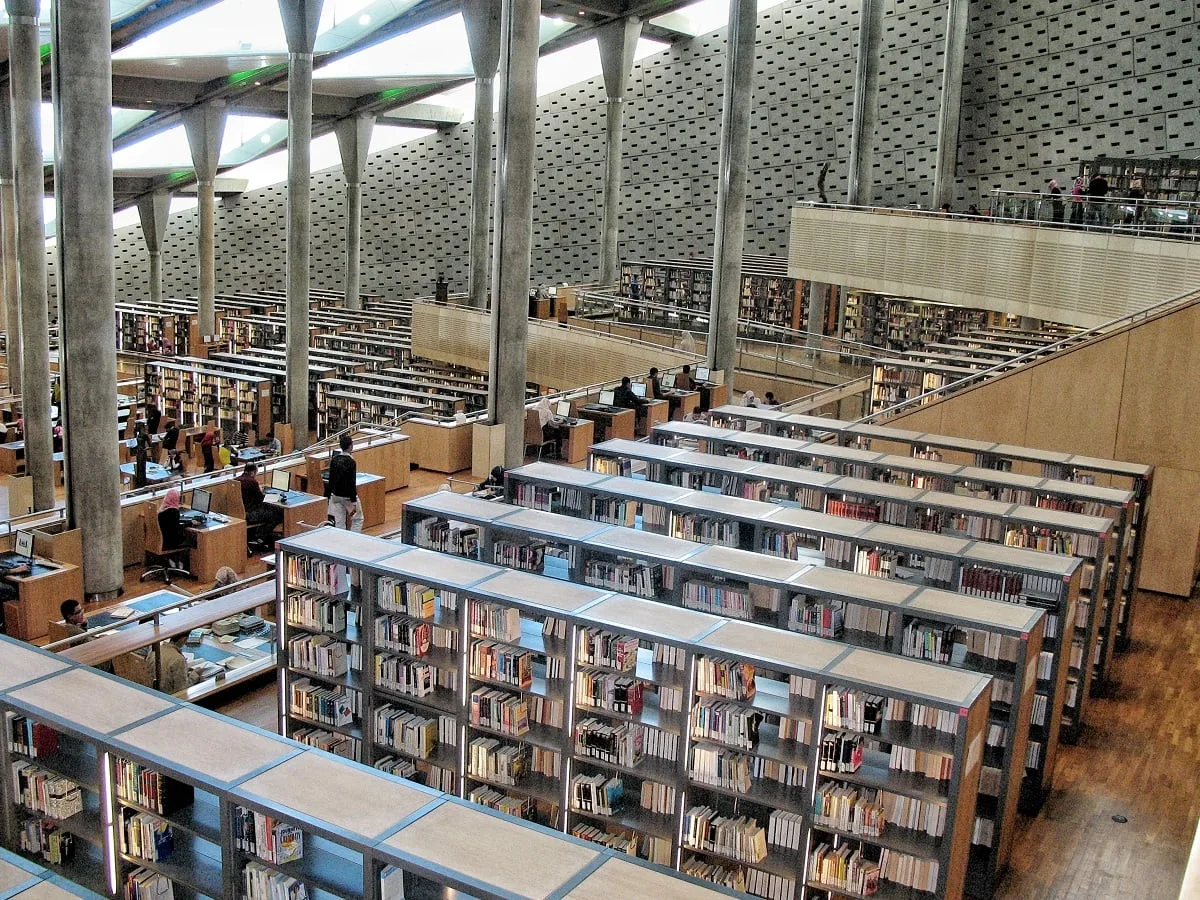 L'intérieur de la bibliothèque d'Alexandrie