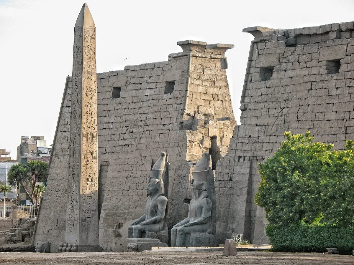 L'obélisque du temple de Louxor ainsi que l'entrée avec des statues