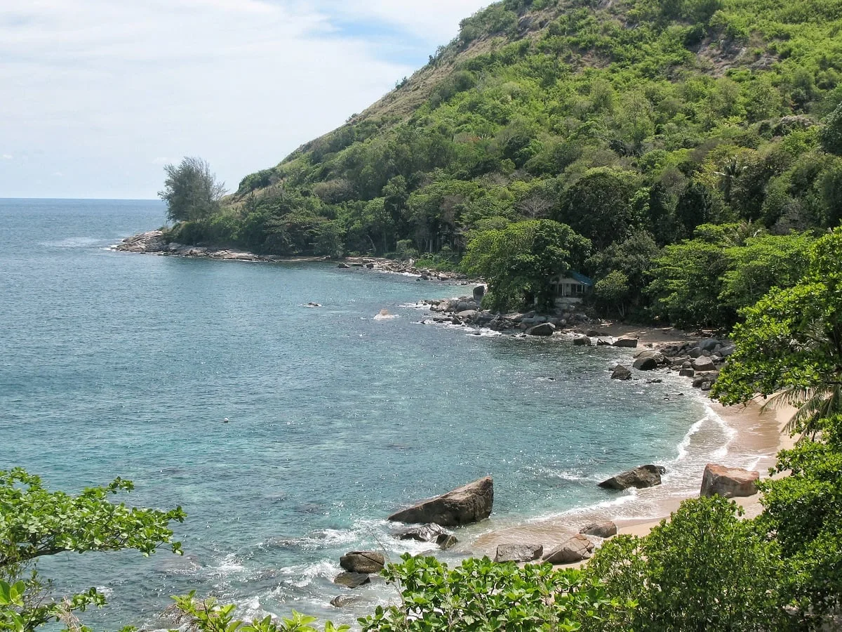 La petite plage d'Ao Sane dans le sud de Phuket
