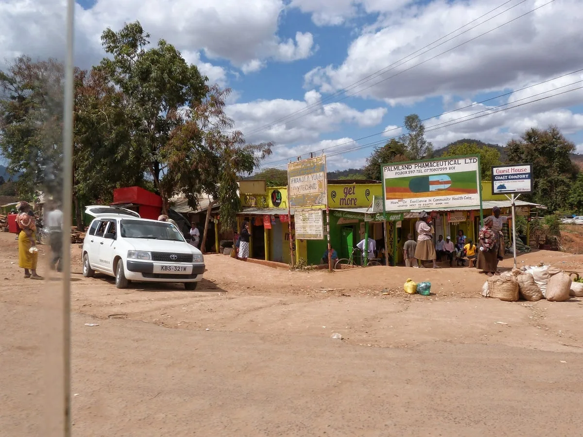 Petits commerces aux abords d'un village