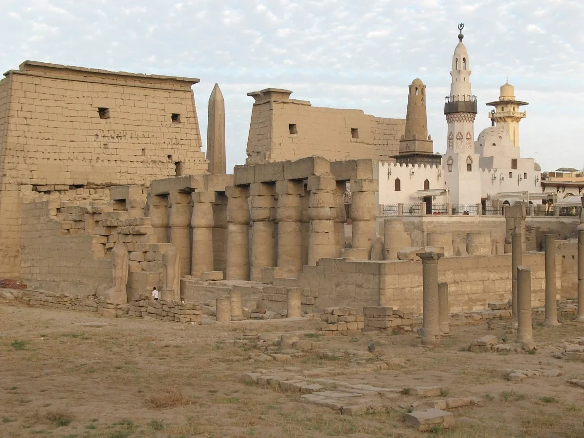 Colonnes, obélisque et mosquée