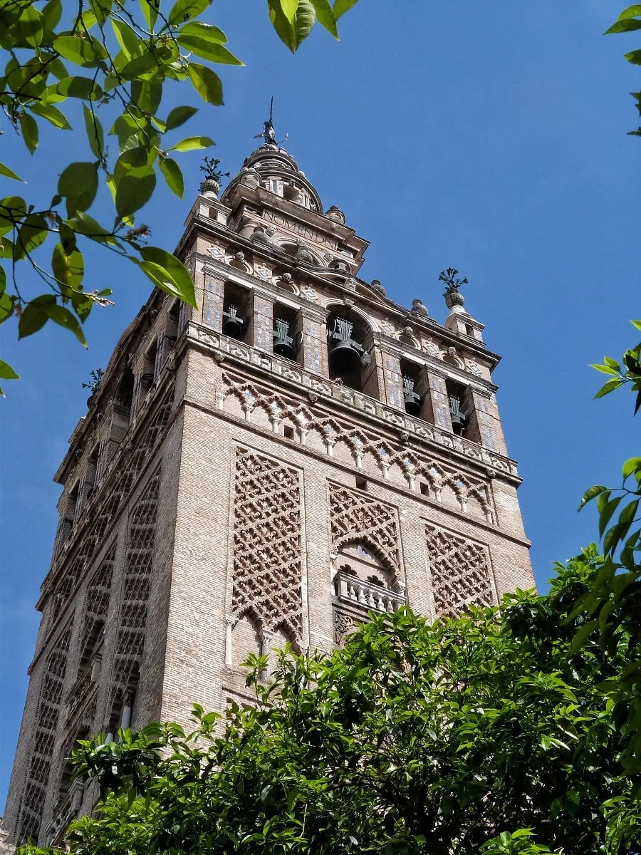 La giralda issue du passé musulman de la cathédrale de Séville
