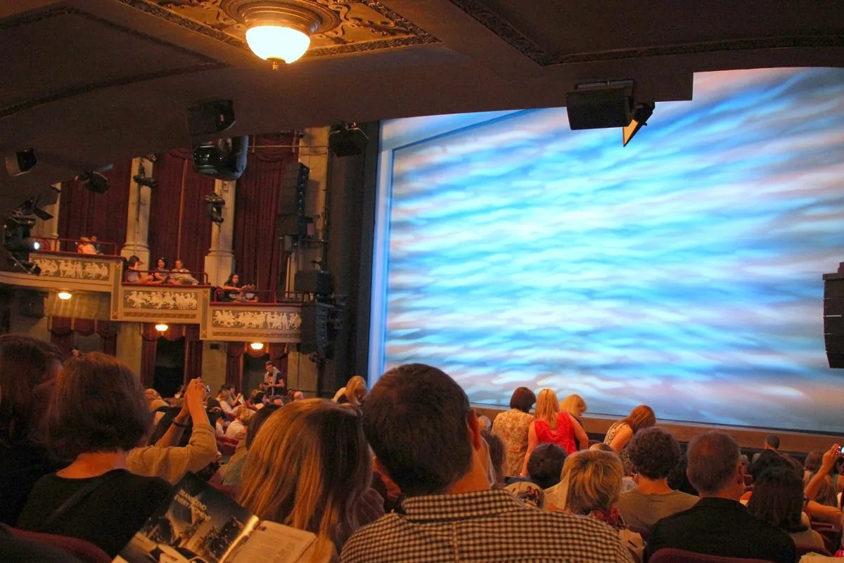 Dans une salle de spectacle à Broadway