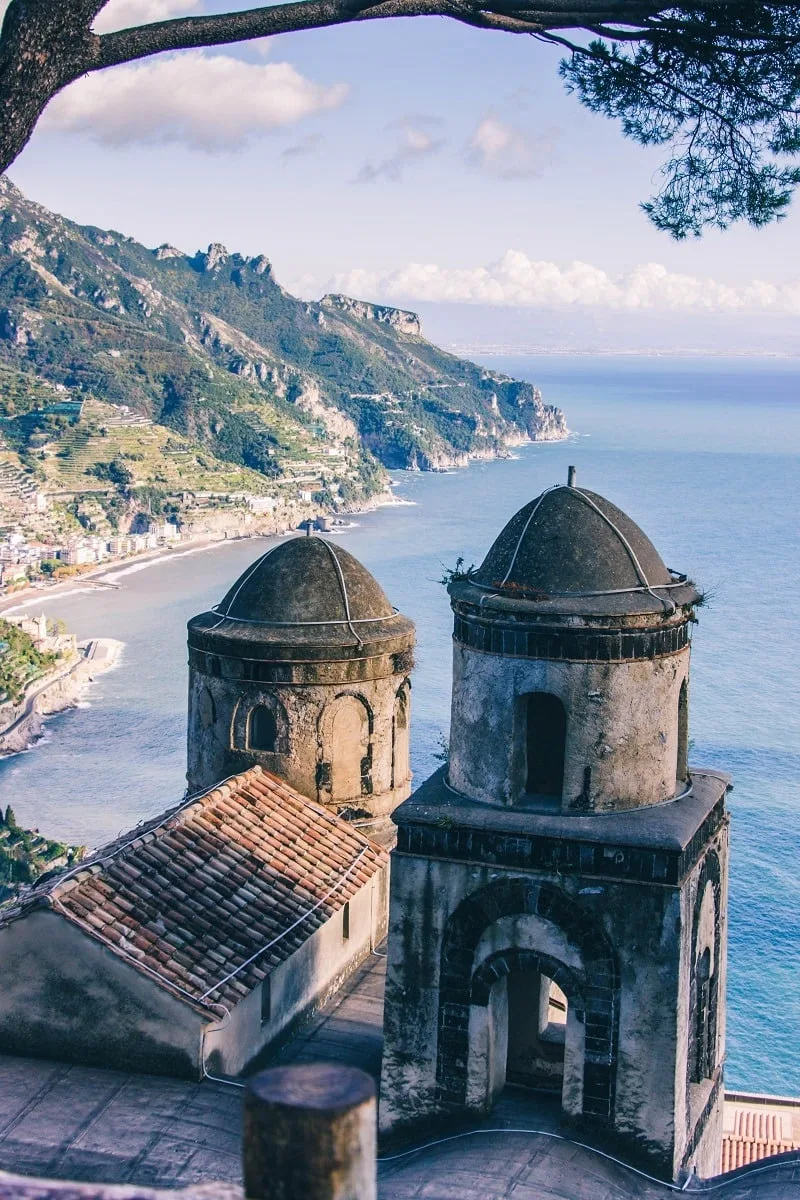 Dans le village de Ravello sur la Côte Amalfitaine