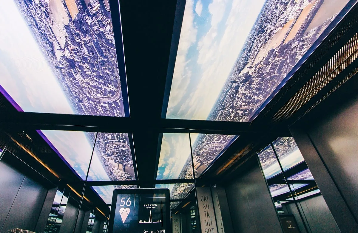 Dans l'ascenseur de The Shard à Londres
