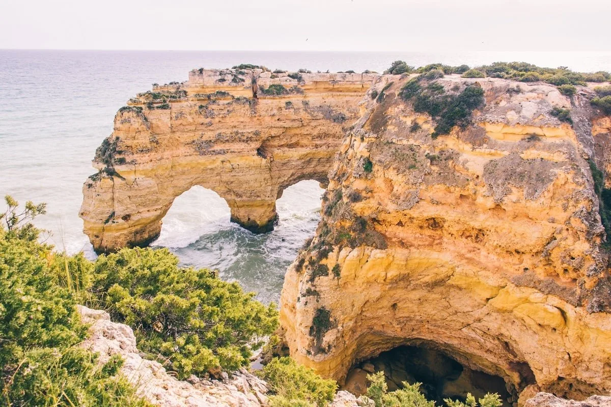 La Double Arche près de la plage de Marinha
