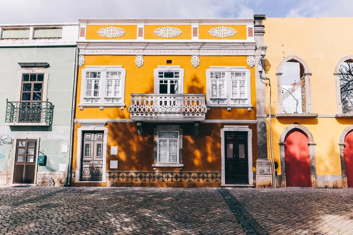 Façades colorées au bord de la rivière Gilhao