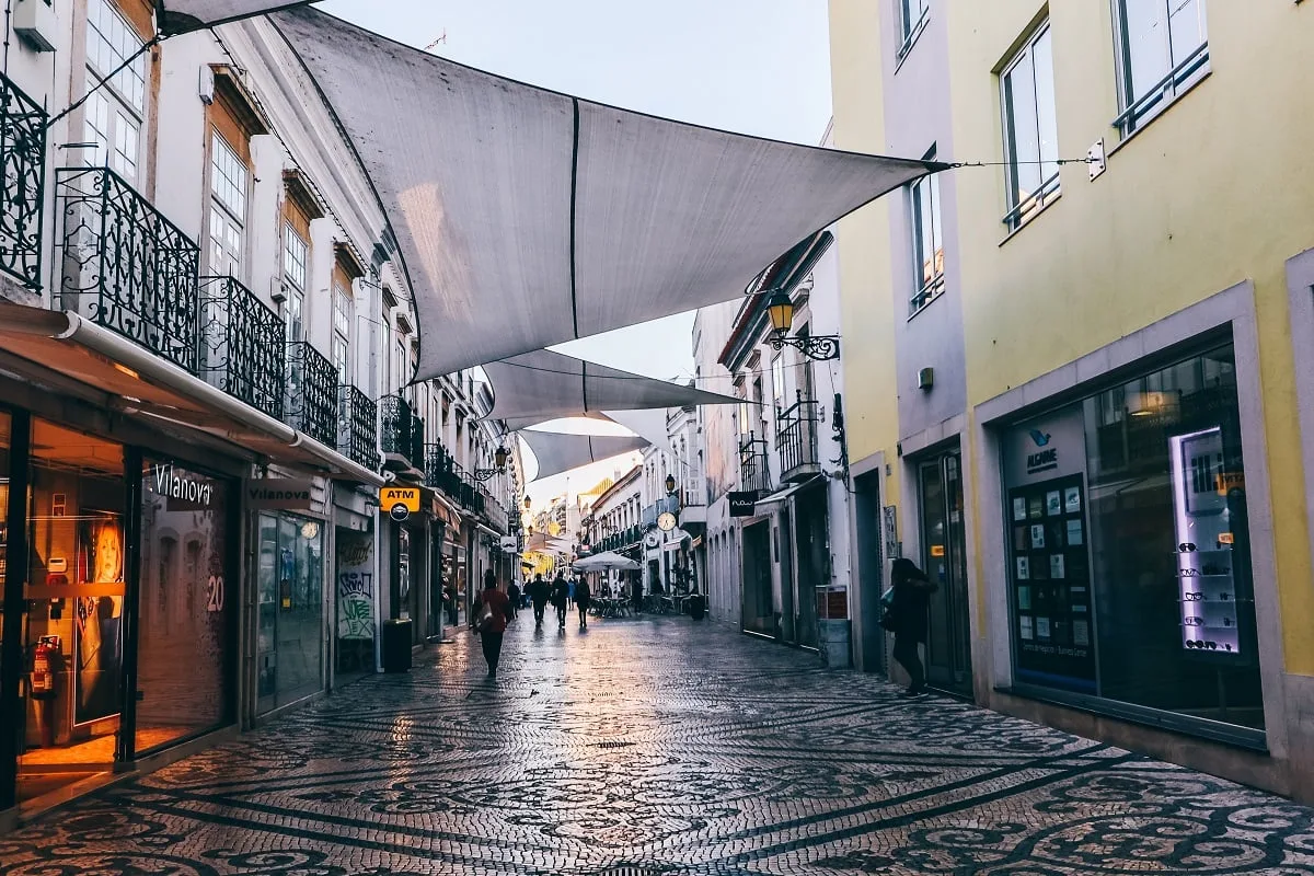 Rue commerçante de Faro