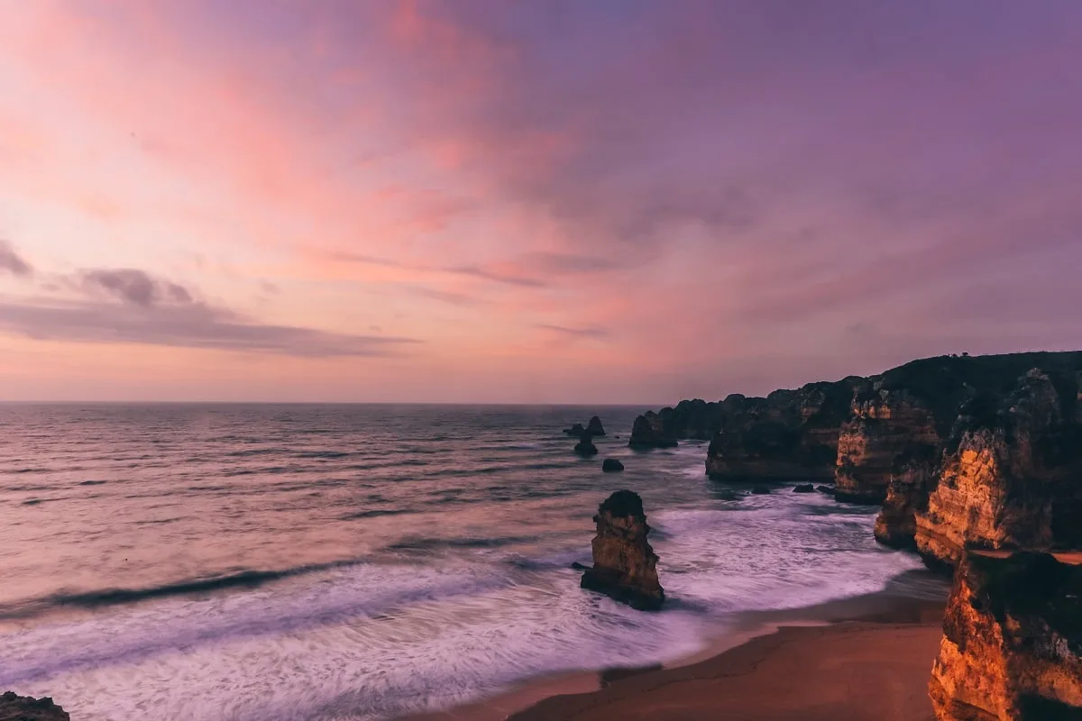Lever de soleil sur le praia Dona Ana à Lagos