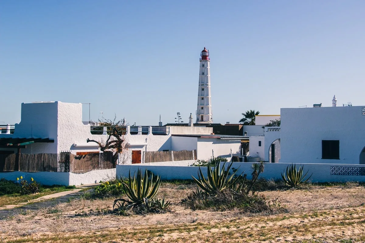 Le phare de l'île de Farol près de Faro