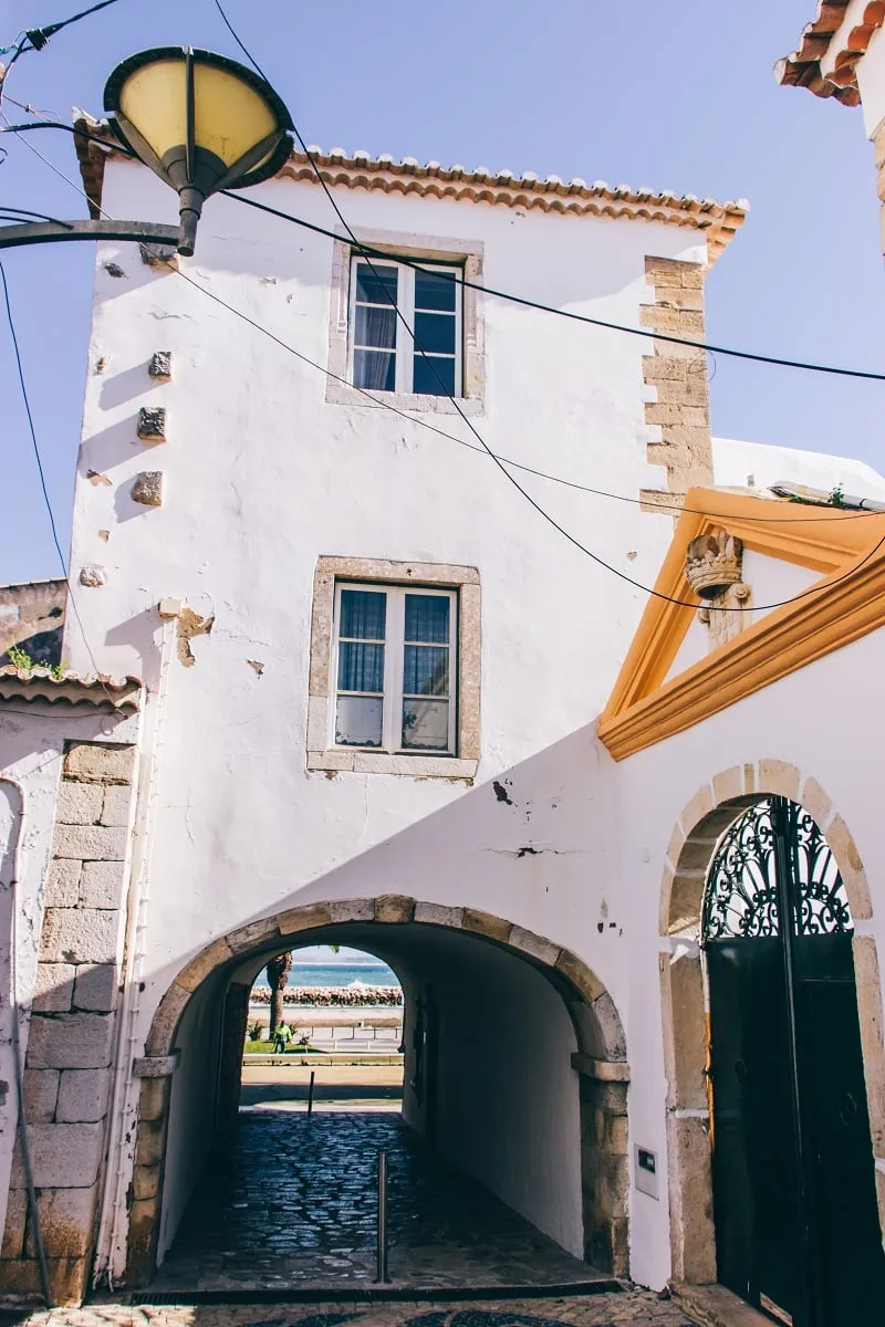 Porte dans la vieille ville de Lagos