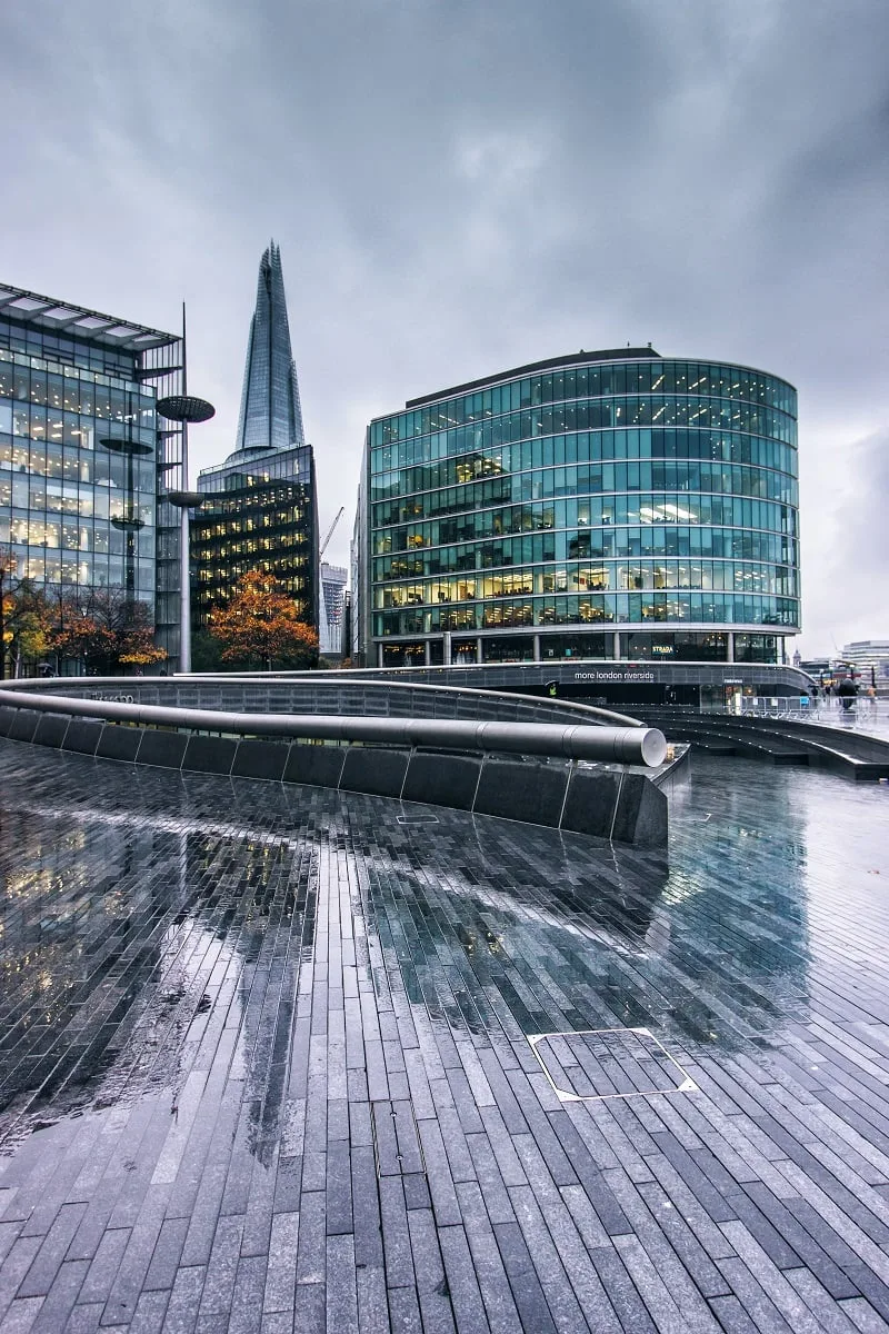 The Shard et des bâtiments modernes sous la pluie