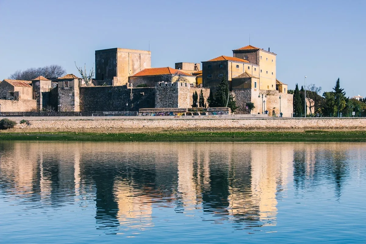 Vue sur la vieille ville de Faro depuis la Ria Formosa