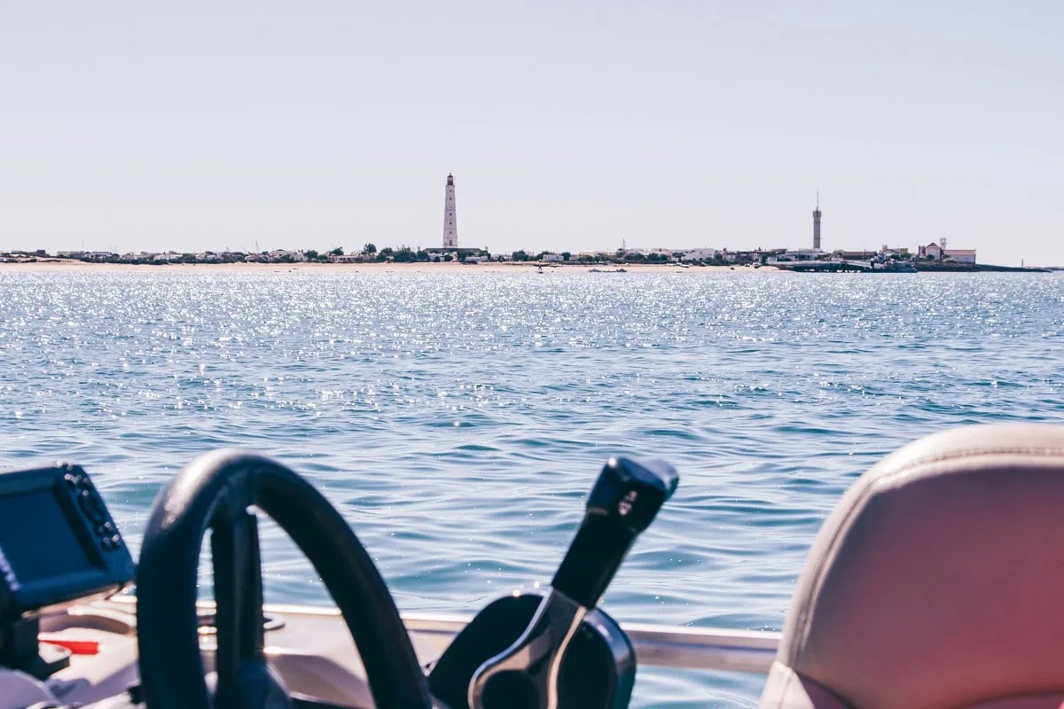 Vue sur le phare de Faro depuis le bateau