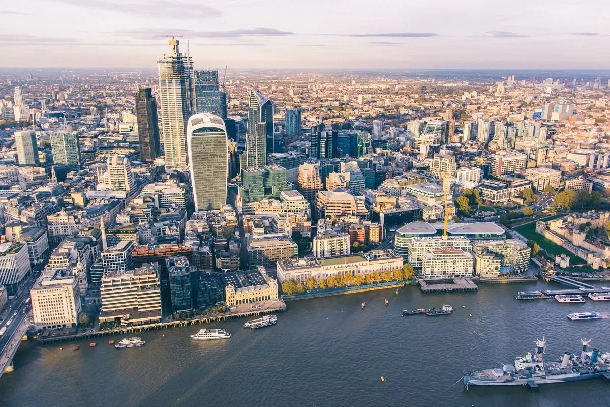 Une vue sur La City depuis l'Observation Desk de The Shard