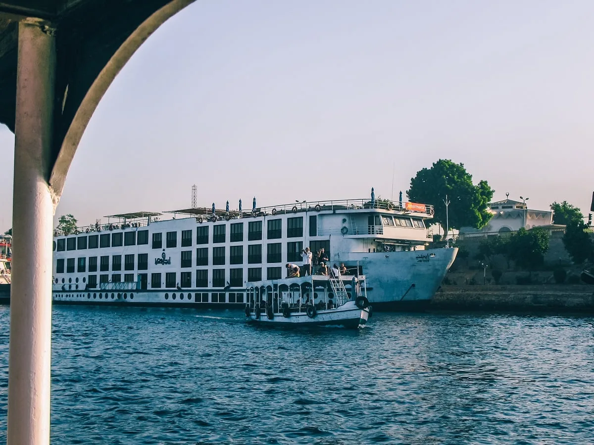 Bateau de croisière à moteur à Assouan
