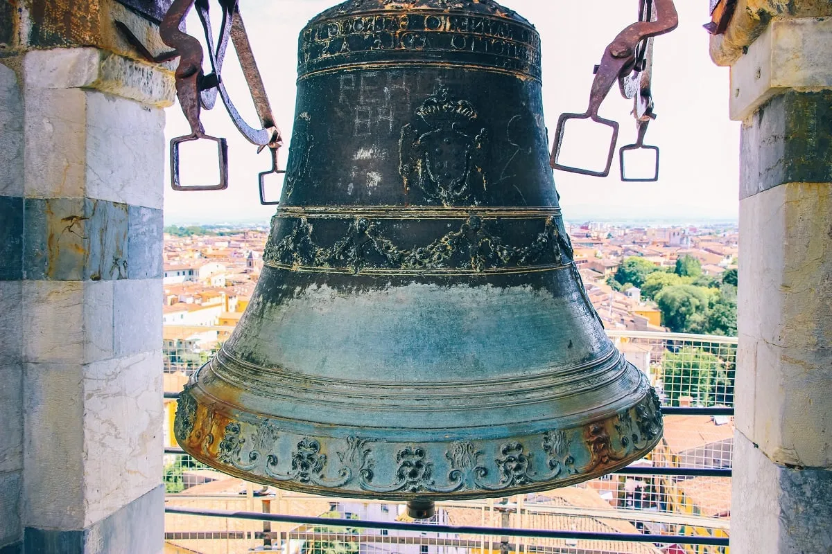 Une cloche en haut de la tour de Pise
