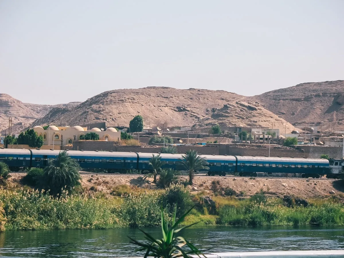 Le train sur les rives du Nil entre Assouan et Louxor