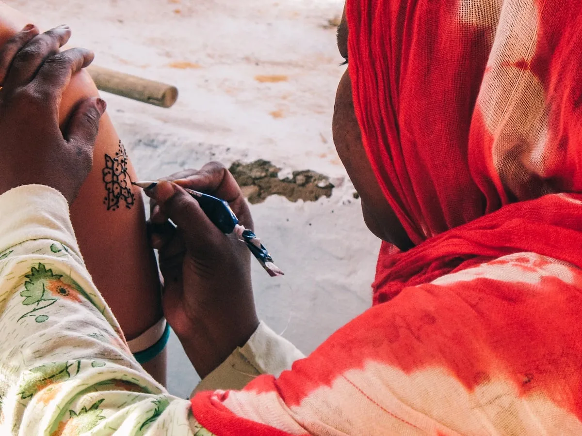 Tatouage au henné dans un village nubien près d'Assouan