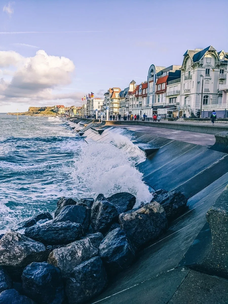 La digue de Wimereux avec une mer agitée