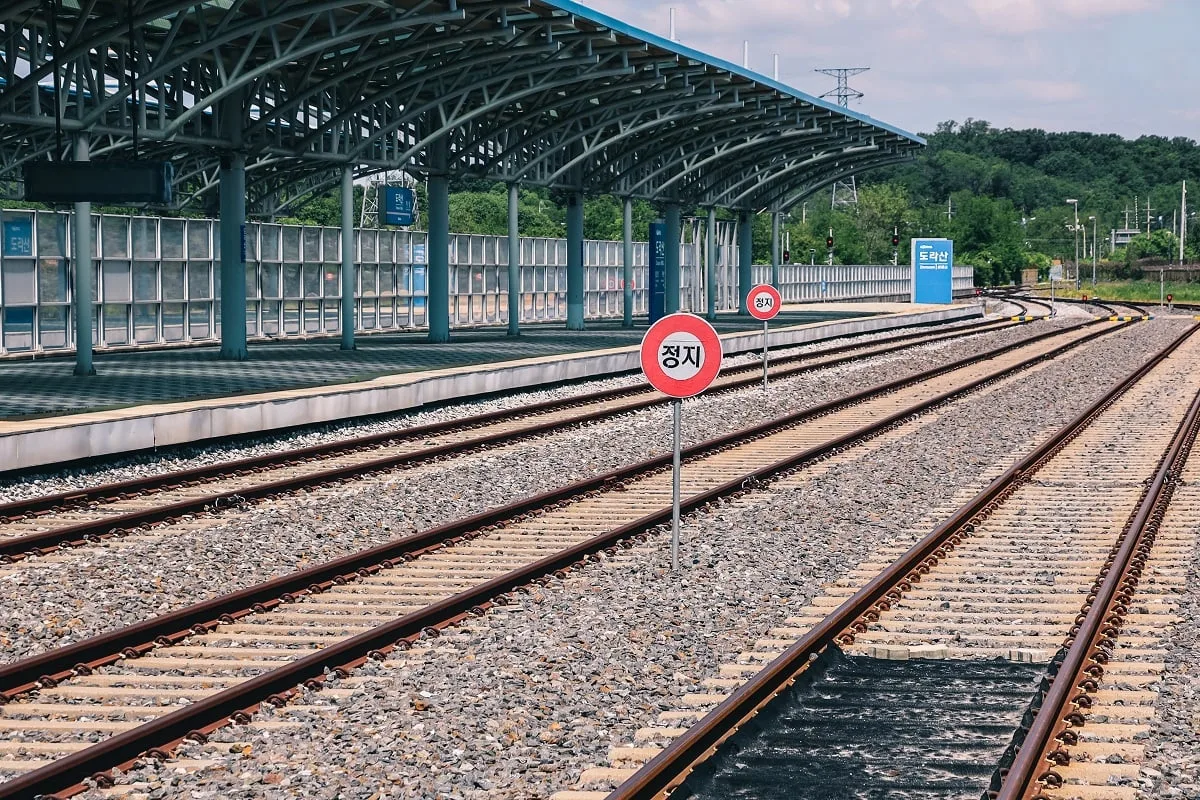 Les rails au niveau du quai de la gare Dorasan