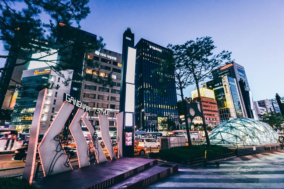 Quartier de Gangnam à Séoul de nuit