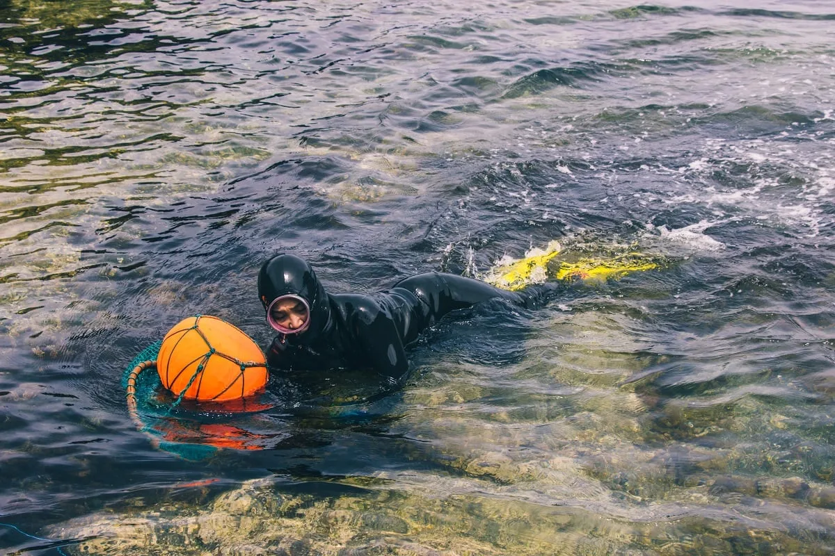 Une femme pêcheuse à Jeju