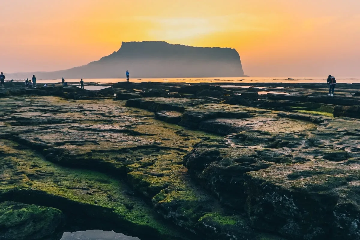 Lever de soleil derrière le pic de Seongsan Ilchulbong à Jeju