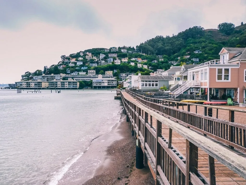 La petite ville de Sausalito au bord de la baie de San Francisco
