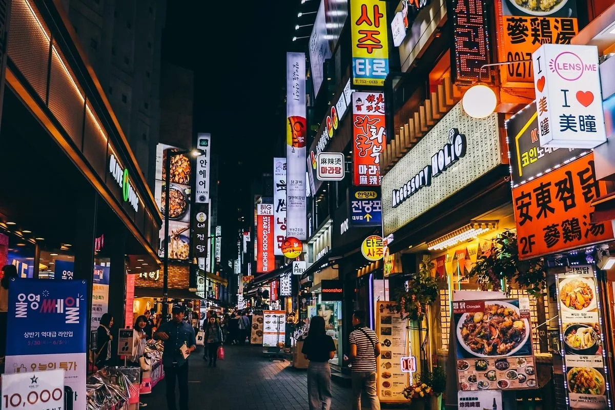 Visiter Séoul et ses enseignes lumineuses en soirée