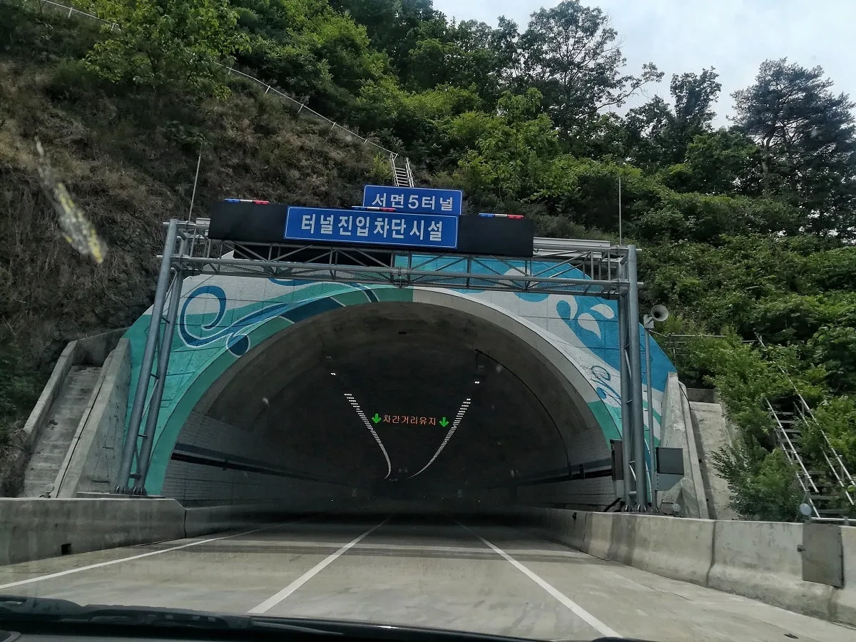 Tunnel sur la route en Corée du sud