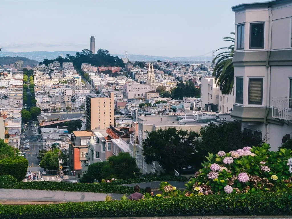 Vue sur Francisco depuis le haut de la Lombard Street