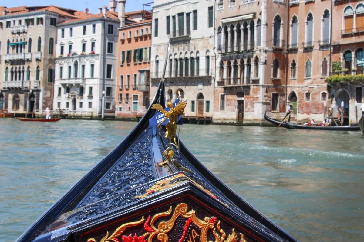 L'avant d'une gondole à Venise