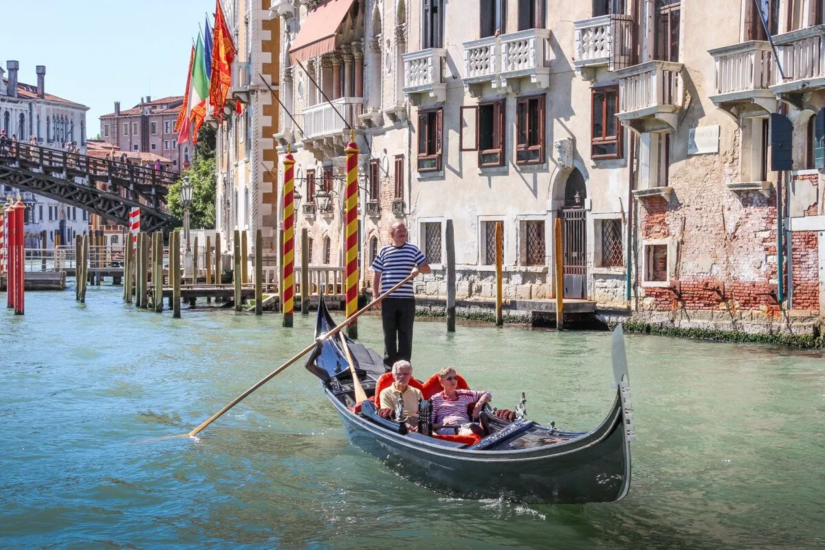 Touristes sur une gondole à Venise