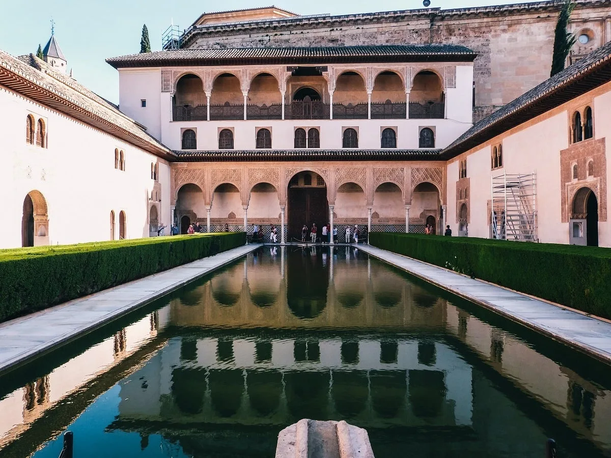 Bassin dans les palais Nasrides