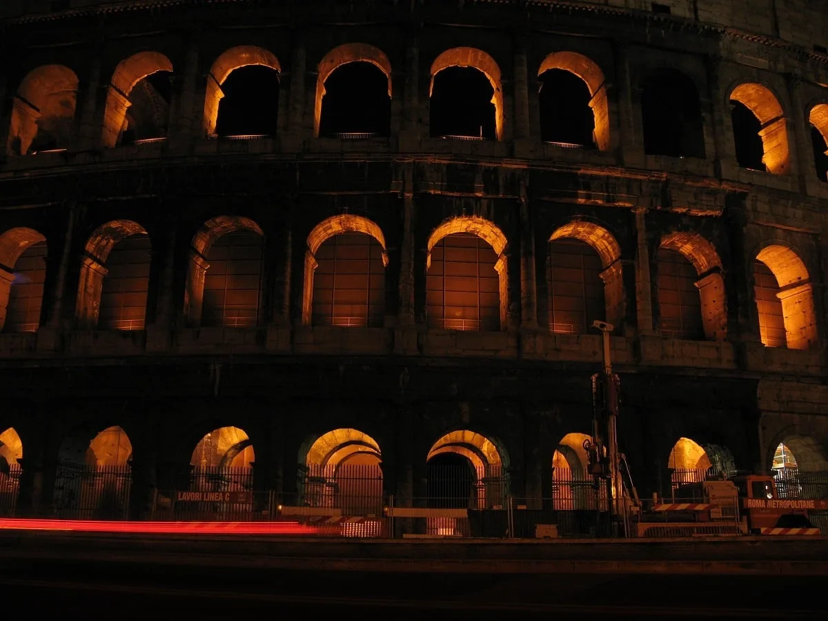 Le Colisée de Rome éclairé de nuit