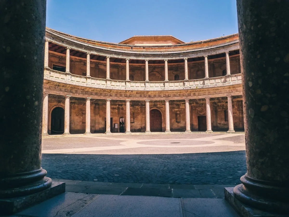 La cour circulaire du palais de Charles-Quint dans l'Alhambra