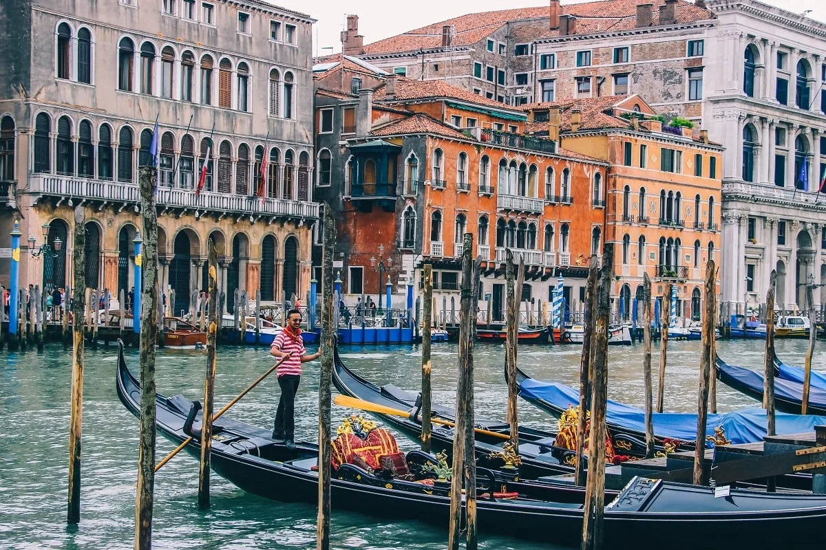 Gondoles sur le Grand Canal de Venise